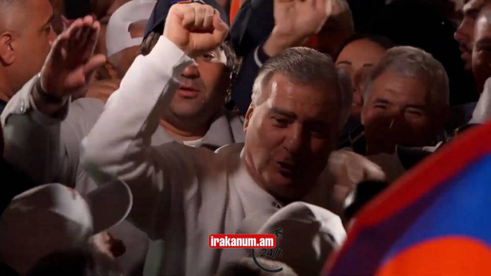 «Սամվե´լ վարչապետ».Կարապետյանը շրջապատված հազարավոր աջակիցներով