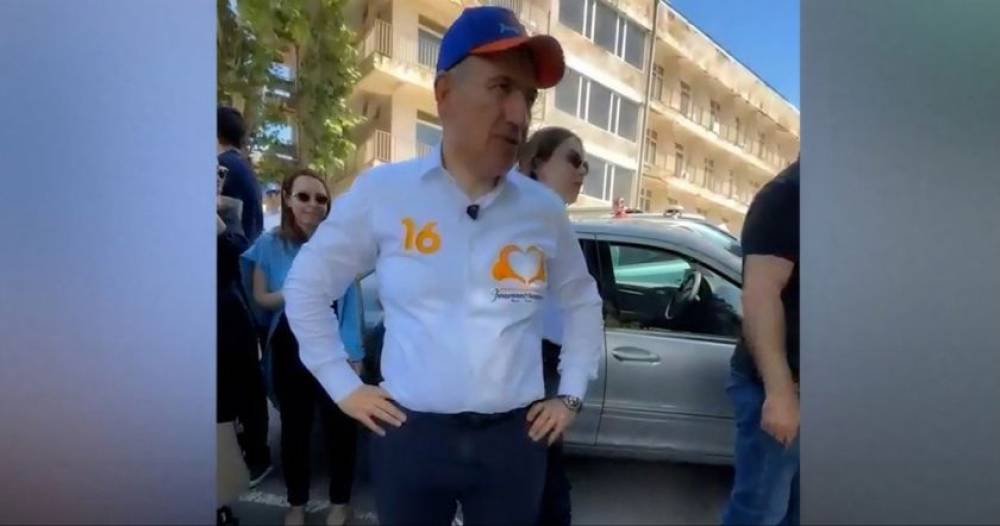 Տանը չեն, շուն էլ կա՝ փախանք ստեղից. Նիկոլ Փաշինյան