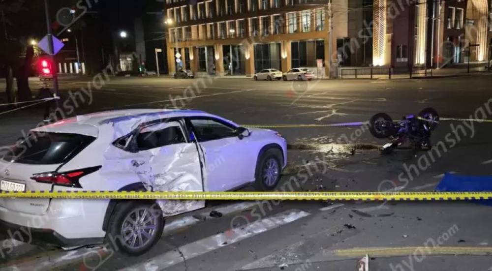 Երևանի քաղաքապետարանի մոտ բախվել են «Lexus»-ը ու «Triumph» մոտոցիկլը. կա 1 զոհ, 2 վիրավոր