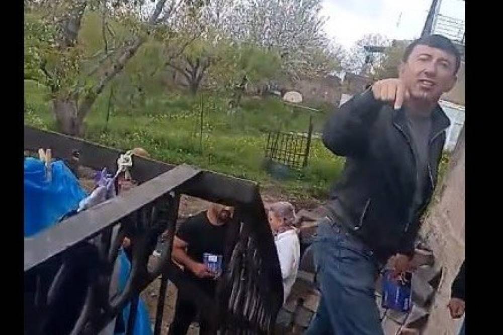 Երկար չեք ապրելու Հայաստանում. Թալինի համայնքապետի լկտի պահվածքը՝ Արցախից տեղահանված 9 զավակների մոր հանդեպ (Տեսանյութ)