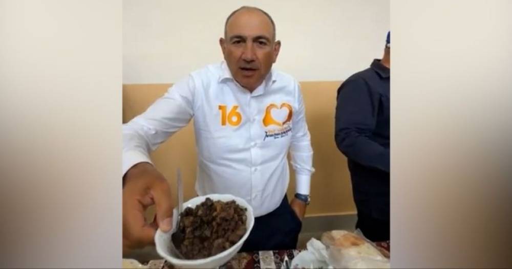 Նոր պոլնի հաց ենք կերել. Գառան միսը դիետիկ է չէ՞. Նիկոլ Փաշինյանը կլուբնիկով տժվժիկ էր ուտում