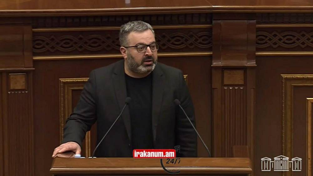 Գառնիկ Դանիելյանը հունից դուրս եկավ. ԱԺ-ում միացրեց սկանդալային ձայնագրություն, իրադրությունը սրվեց