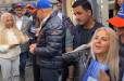 Նույն կինը նույն օրը տարբեր շորերով մոտենում է Փաշինյանին, սկզբում՝ որպես երկու տատիկ ունեցող թոռնիկ, հետո՝ Փաշինյանին գրկելու երազանքով աղջիկ