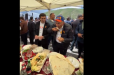 Ժողովուրդ ջան ուշանում ենք. Հավաքի վայրում Փաշինյանը շտապեց ժողովրդի թիկունքում գառի խաշլամա ուտելու