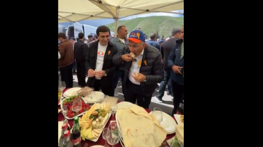 Ժողովուրդ ջան ուշանում ենք. Հավաքի վայրում Փաշինյանը շտապեց ժողովրդի թիկունքում գառի խաշլամա ուտելու