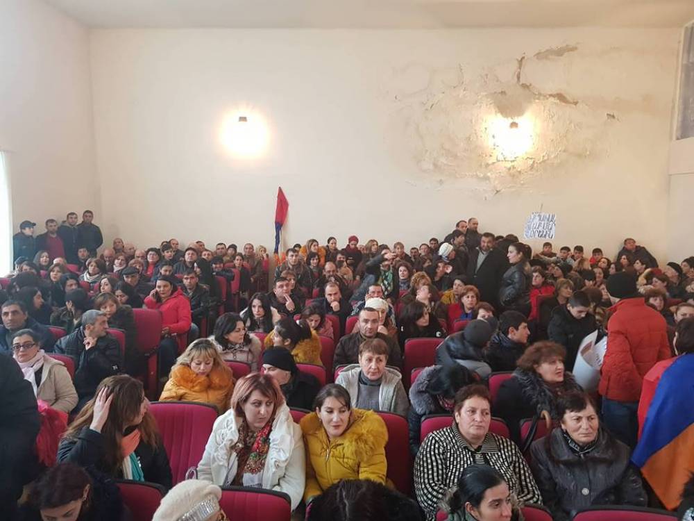 Չնայած հորդարատ անձրեւին՝ Փաշինյանը հանդիպում է չարենցավանցիներին դրսում․ մարդիկ դժգոհում են (տեսանյութ)