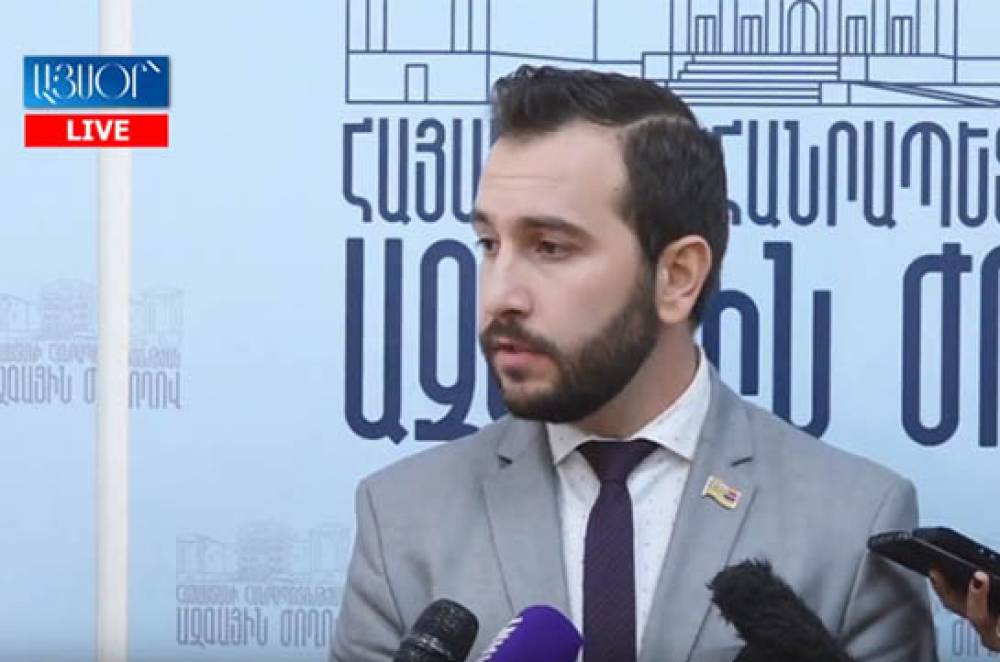 LIVE. Պատգամավորները Ազգային ժողովում պատասխանում են լրագրողների հարցերին