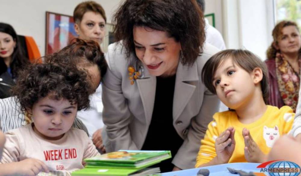 «Մուրացան» համալսարանական հիվանդանոցում բուժվող երեխաների նկարների ցուցահանդեսին ներկա է եղել Աննա Հակոբյանը