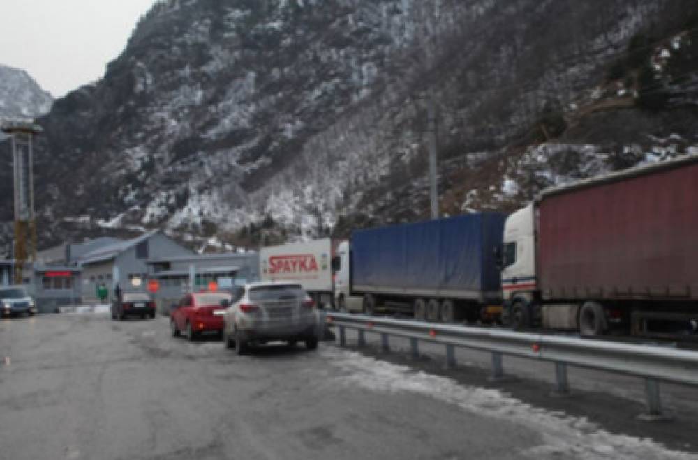 Ստեփանծմինդա-Լարս ավտոճանապարհը շարունակում է մնալ փակ, ռուսական կողմում կա կուտակված մոտ 400 մարդատար և 150 բեռնատար ավտոմեքենա