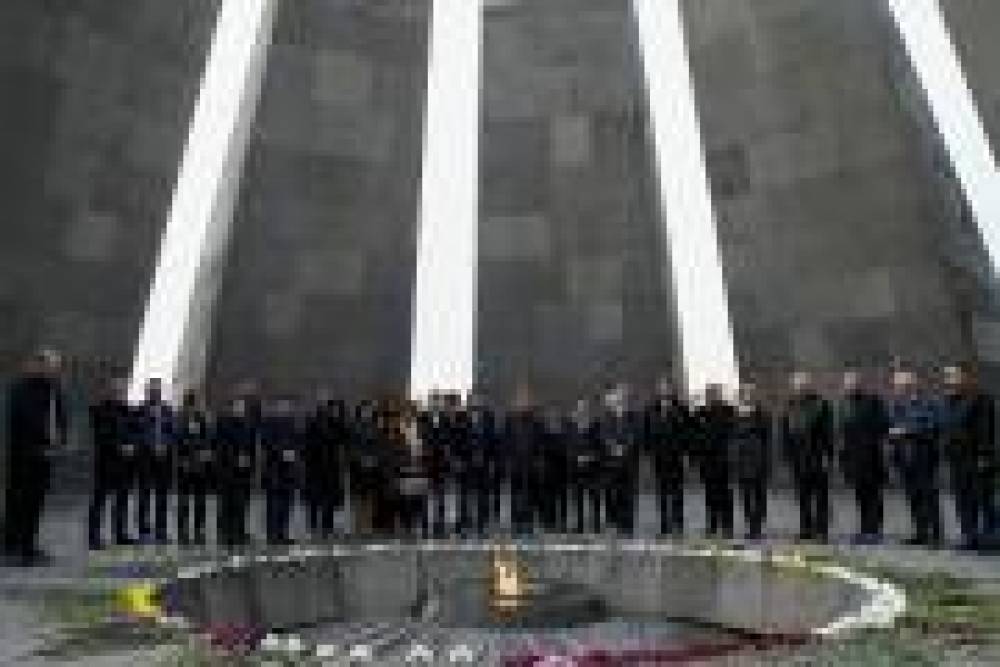 Իլ դը Ֆրանսի շրջանային խորհրդի նախագահի գլխավորած պատվիրակությունը հարգանքի տուրք է մատուցել Հայոց ցեղասպանության զոհերի հիշատակին