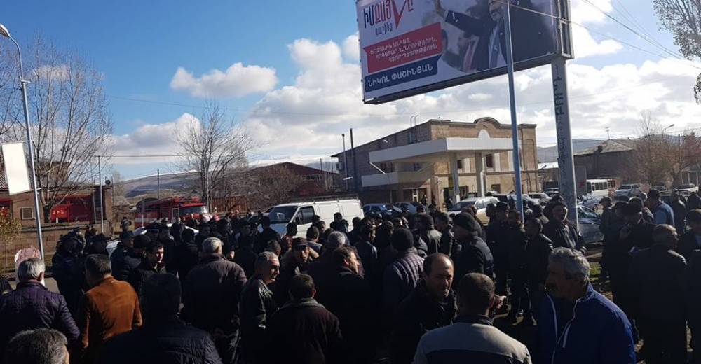 Քաղաքացիները թույլ չեն տվել, որ քաղաքապետը եւս մասնակցի քարոզարշավին (տեսանյութ 18+)