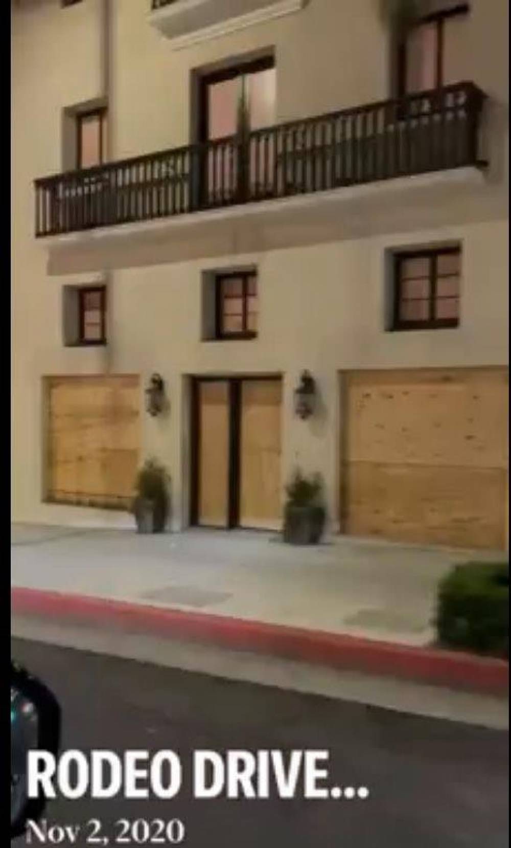 Փայտերով փակել են Լոս Անջելեսի ամենաշքեղ բրենդային խանութների ցուցափեղկերը (տեսանյութ)