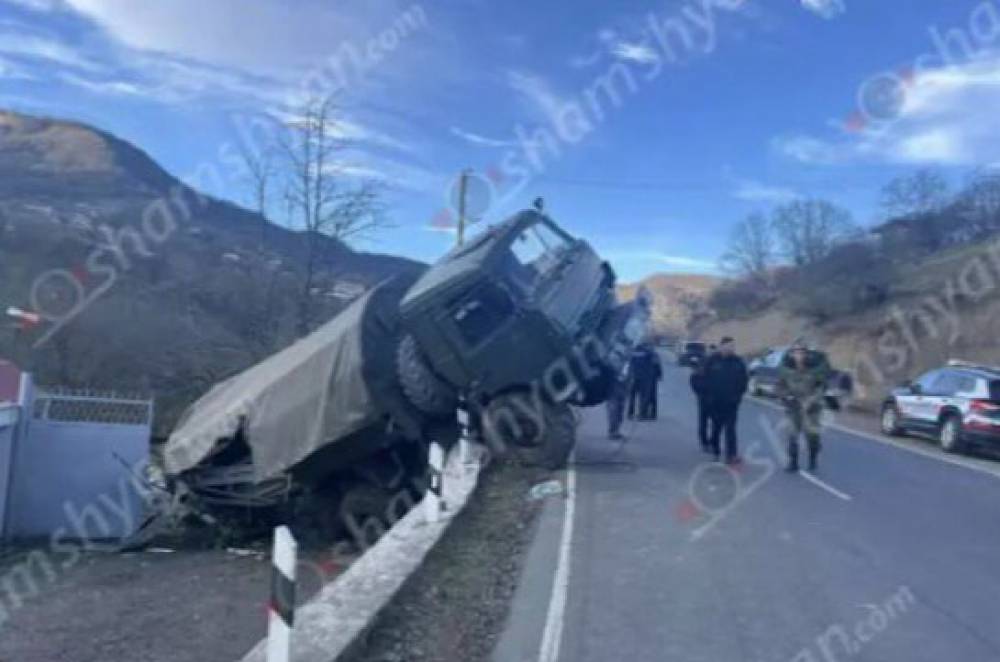 15 զինծառայողների տեղափոխող «Կամազ»-ը Սյունիքում կողաշրջվել է, 7 հոգի տեղափոխվել է հիվանդանոց