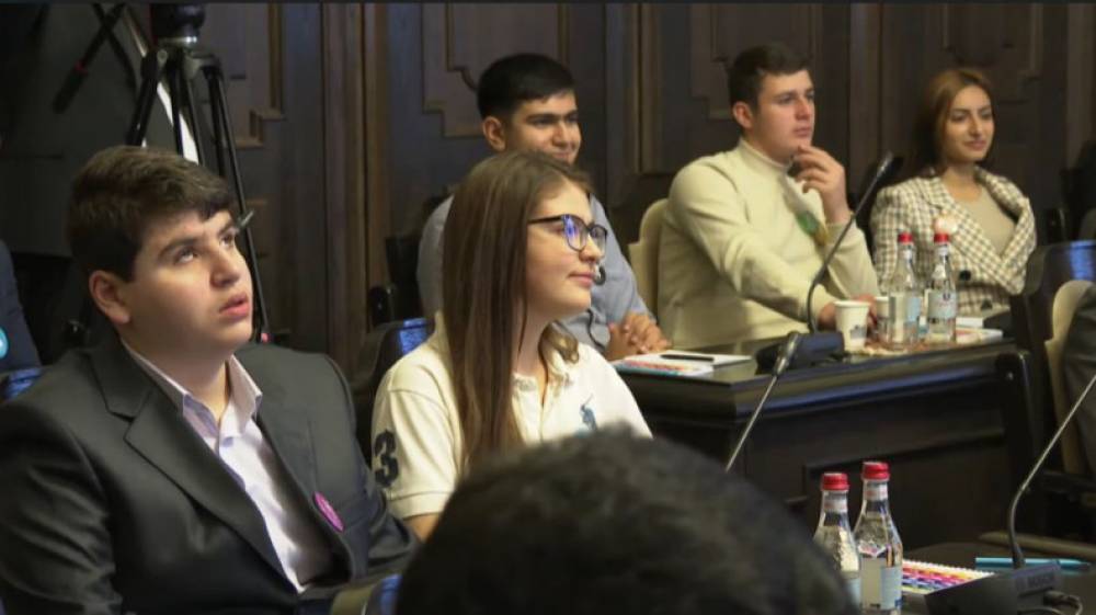 Երեխանե՛ր, ողջունում եմ ձեզ, կառավարության անդամներին հավասար կարող եք հարցեր տալ, ելույթներ ունենալ.Փաշինյանը՝ կառավարության նիստում