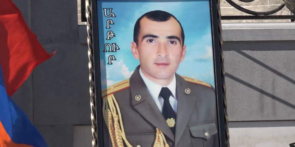 Հավերժի ճամփորդը․․․ Գյումրիում հերոս Արթուր Գրիգորյանի հիշատակը հավերժացնող խաչքար բացվեց