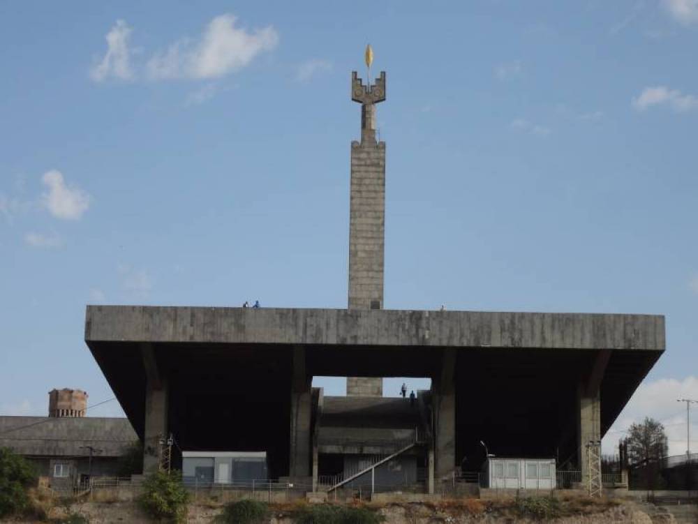 Առեղծվածային դեպք՝ Երևանում. Հոկտեմբերյան հեղափոխության 50-ամյակի հուշարձանի հարթակից տղամարդն ընկել և մահացել է