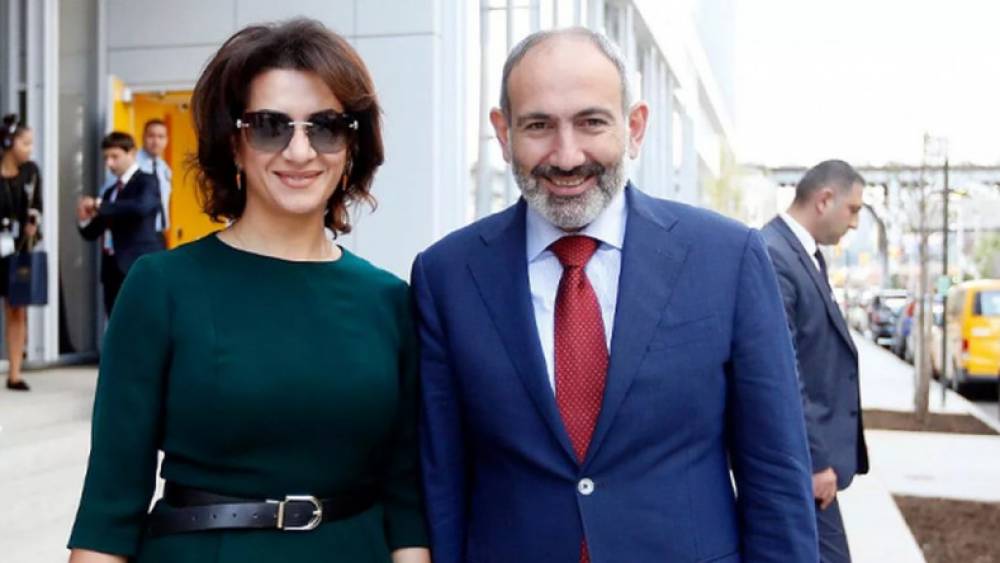 Փաշինյանը Փարիզ է մեկնել կնոջ հետ