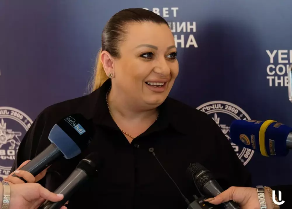 Սոնա Աղեկյանը ջուր լցրեց վրաս, ես էլ մազերից քաշեցի․ Անի Խաչատրյանը՝ ավագանու նիստի միջադեպի մասին