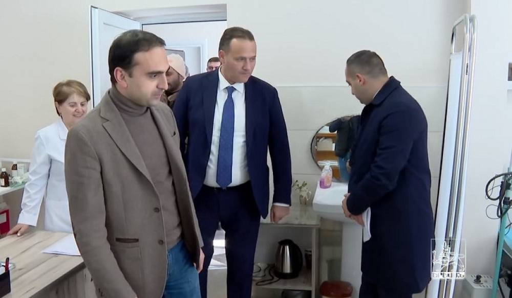 Տիգրան Ավինյանն այցելել է վերանորոգվող պոլիկլինիկաներ