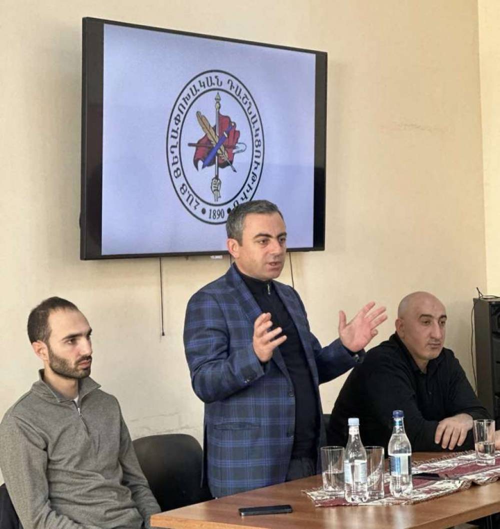 Այսօր հանդիպել ենք Շիրակի մարզի ՀՅԴ ընկերների հետ, քննարկել ներկուսակցական և քաղաքական հարցեր. Իշխան Սաղաթելյան