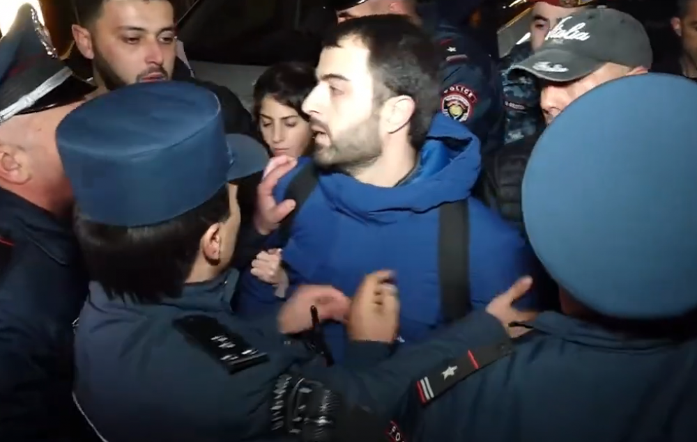 Մի զազրախոսե'ք, տարեք մեքենան. ոստիկանները բիրտ ուժով բերման ենթարկեցին Միքայել Նահապետյանին
