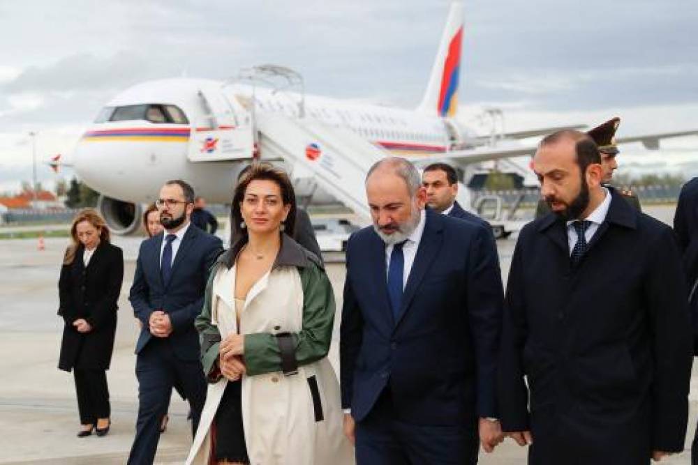 Փաշինյանը տիկնոջ՝ Աննա Հակոբյանի հետ ժամանել է Փարիզ (լուսանկարներ)
