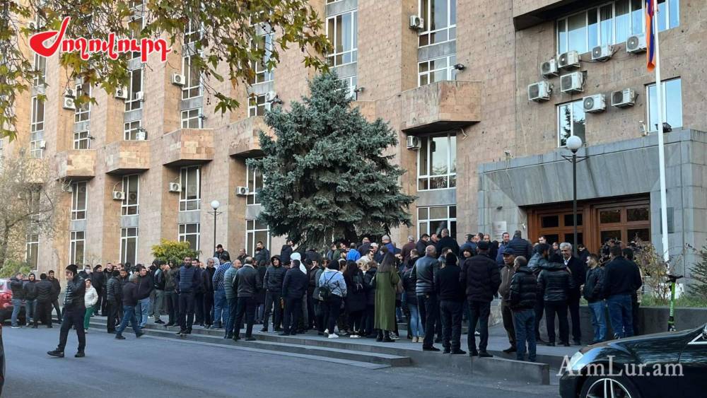 Բողոքի ակցիա՝ կառավարության երրորդ մասնաշենքի մոտ. ինչ են պահանջում հավաքվածները