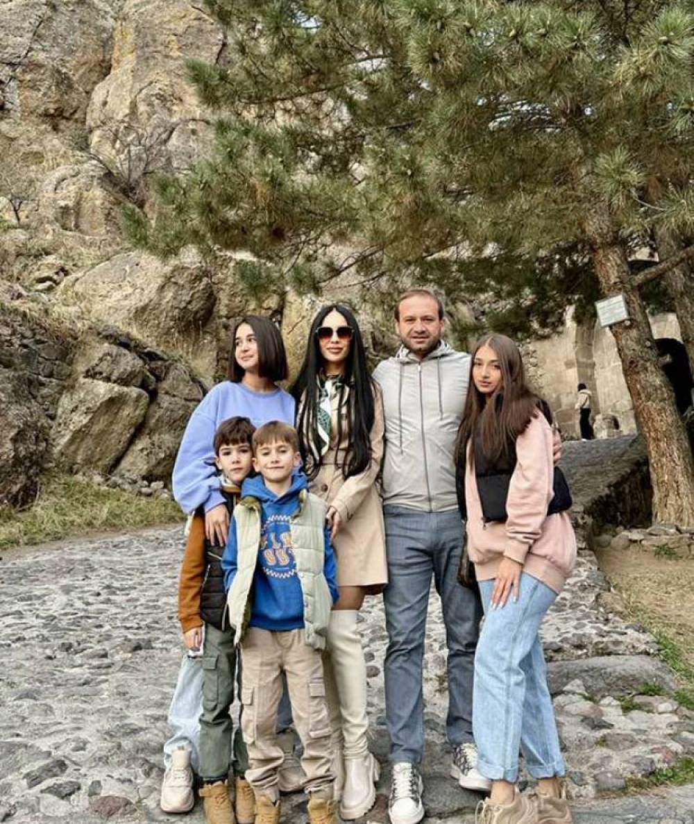 «Դիոր»-ի մարզակոշիկներով թաղապետը (լուսանկարներ)