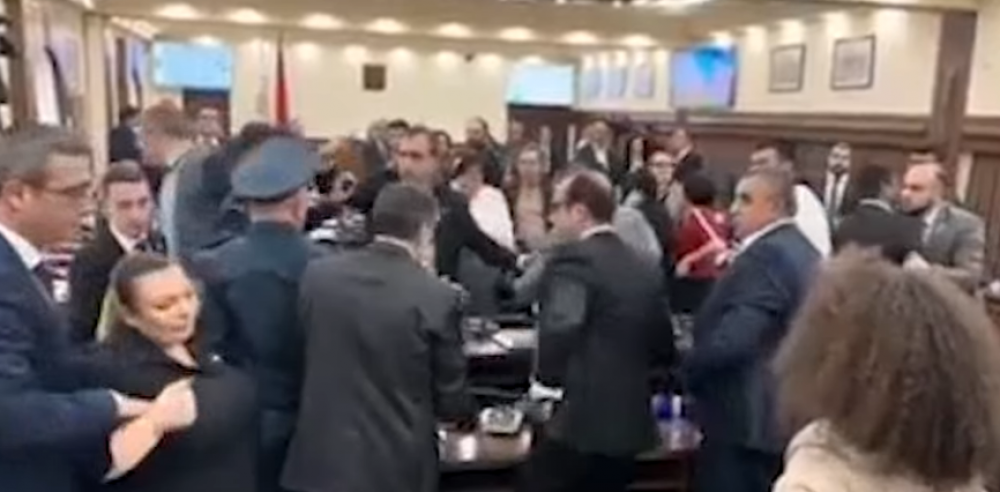 «Մամա Ռոզան» դու ես․ ինչ էր կատարվում ավագանու նիստում եթերն անջատելուց հետո․ բացառիկ կադրեր