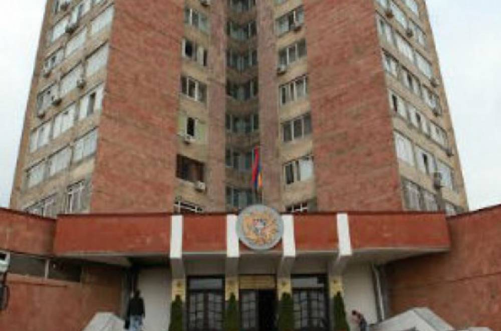 «Երևան սիթի»-ի աշխատակիցը մտել է ԴԱՀԿ-ի շենք, բենզինը լցրել իր վրա և հայտնել, որ եթե հարցին լուծում չտան, ինքն իրեն կհրկիզի