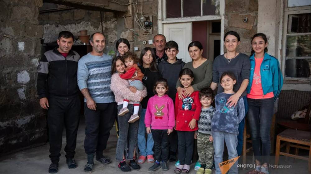 26 արցախցի 2 սենյակում, մեծ մասը գետնին է քնում. նրանք ամենից շատ կարոտում են Արցախի ջուրը