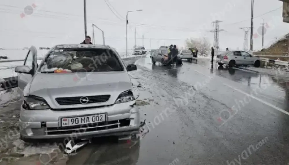 Զովունի-Եղվարդ ավտոճանապարհին բախվել են 3 «Opel»-ներ