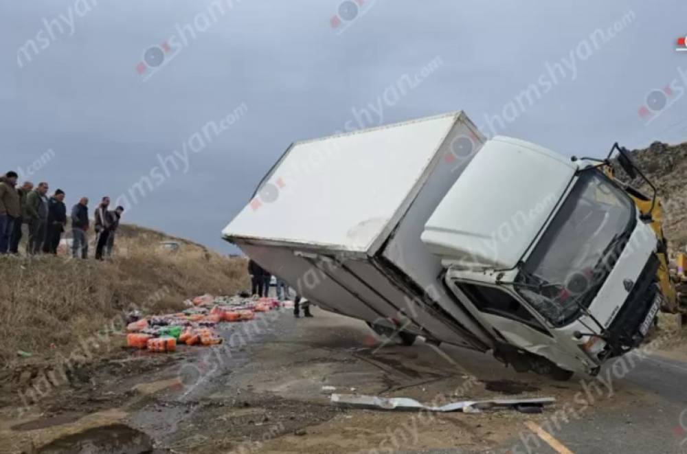 Զովացուցիչ ըմպելիք տեղափոխող բեռնատարն Արագածոտի մարզում կողաշրջվել է