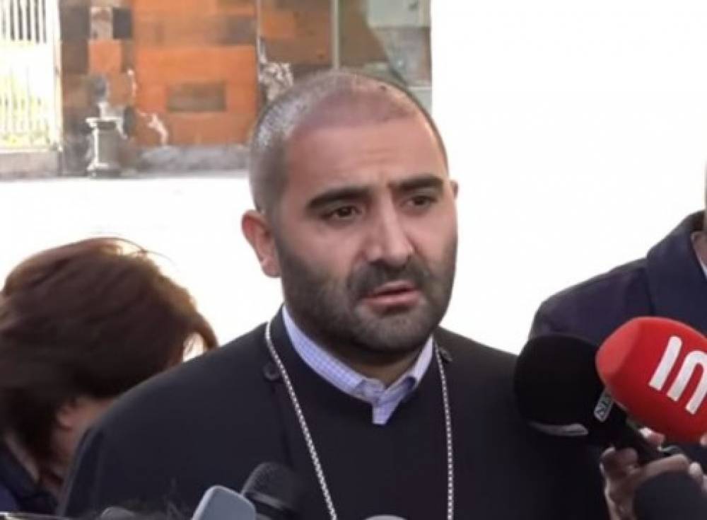 Թալինում պատարագին խոստովանության կարգ անցկացրած կարգալույծ քահանան կնոջից առանձին է ապրել, Բագրատ Սրբազանը նրան ուղարկել էր հաշտվելու