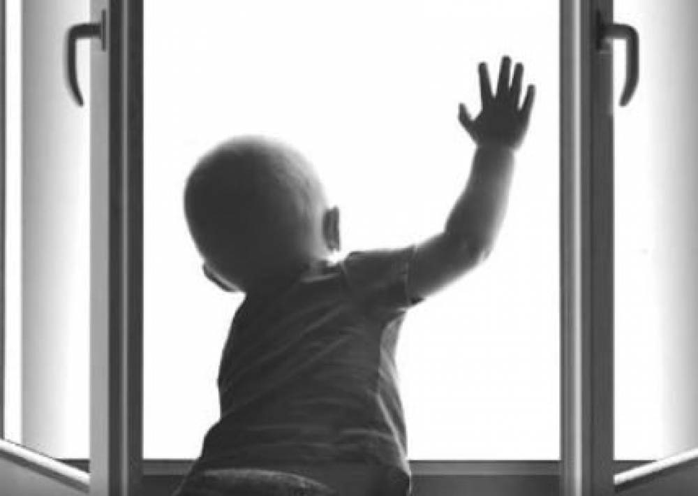 2-ամյա տղան իրենց տան 3-րդ հարկի պատուհանագոգից անզգուշաբար վայր է ընկել