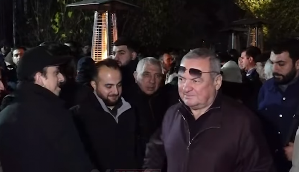 Բոլորիդ շատ շնորհակալ եմ. Սամվել Կարապետյանի եղբայրը՝ դատարանի բակում սպասող աջակիցներին