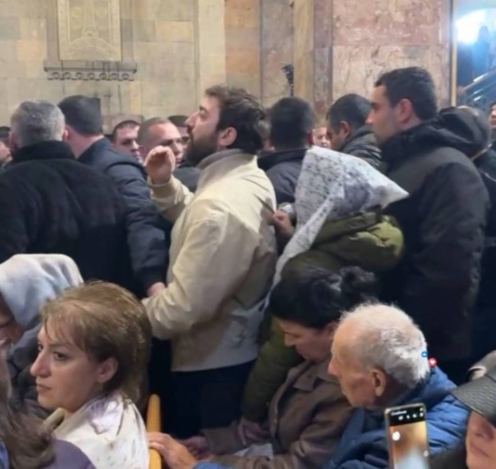 Սուրբ Սարգիս եկեղեցում Պատարագի ընթացքում Վեհափառի անունը կրկին զեղչվեց. հավատավոր ժողովուրդը վանկարկում էր կաթողիկոսի անունը