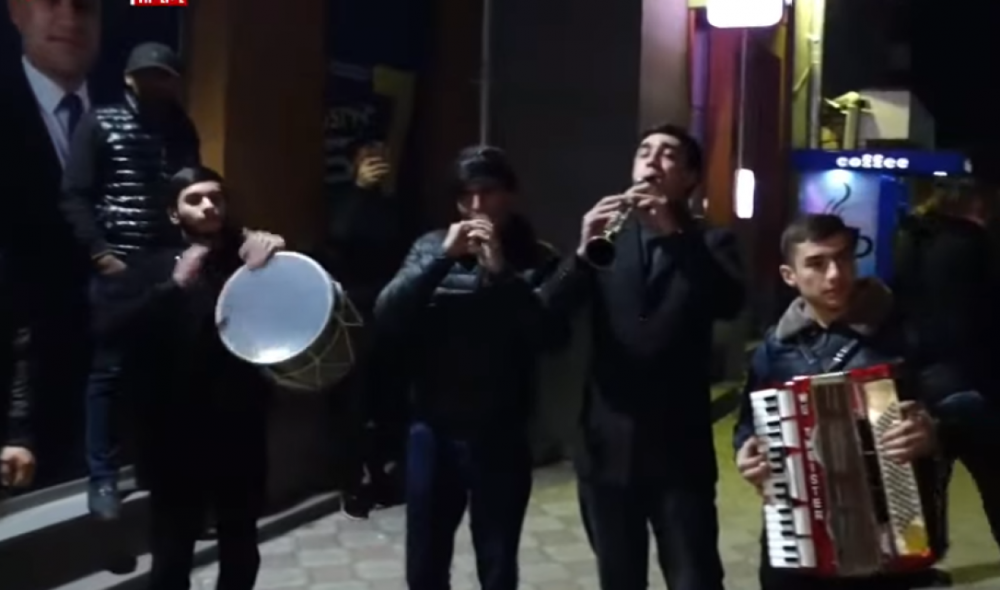 ՔՊ շտաբում զուռնա-դհոլով տոնում են Արգիշտի Մեխակյանի հաղթանակը