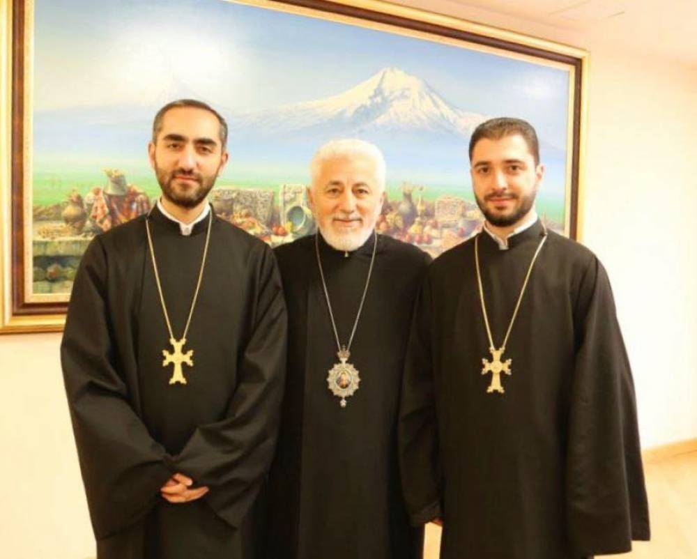 Տեր Արսենն ու Տեր Կարապետը լանջախաչ կրելու իրավունք են ստացել