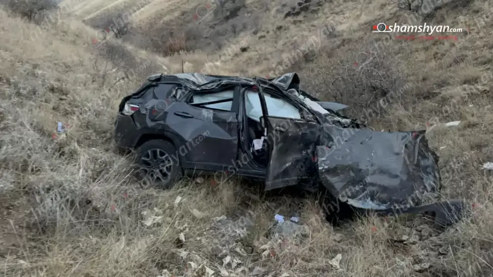 Տիգրանաշենի ոլորաններում «Jeep Compass»-ը դուրս է եկել երթևեկելի գոտուց և մոտ 100 մետր գլորվելով հայտնվել ձորում․ կան վիրшվորներ