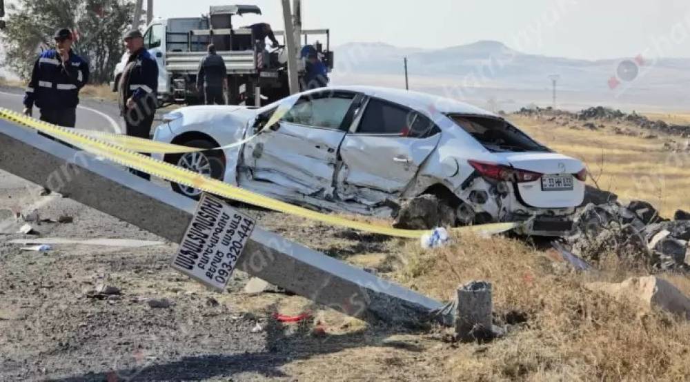 Եղվարդ-Նոր Գեղի ճանապարհին բախվել են «Ford»-ն ու «Mazda»-ն. վերջինը կոտրել է բետոնե էլեկտրասյունը