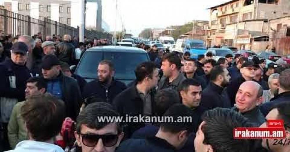 Լարված իրավիճակ դատարանի մոտ․ երթևեկությունը պարալիզացված է