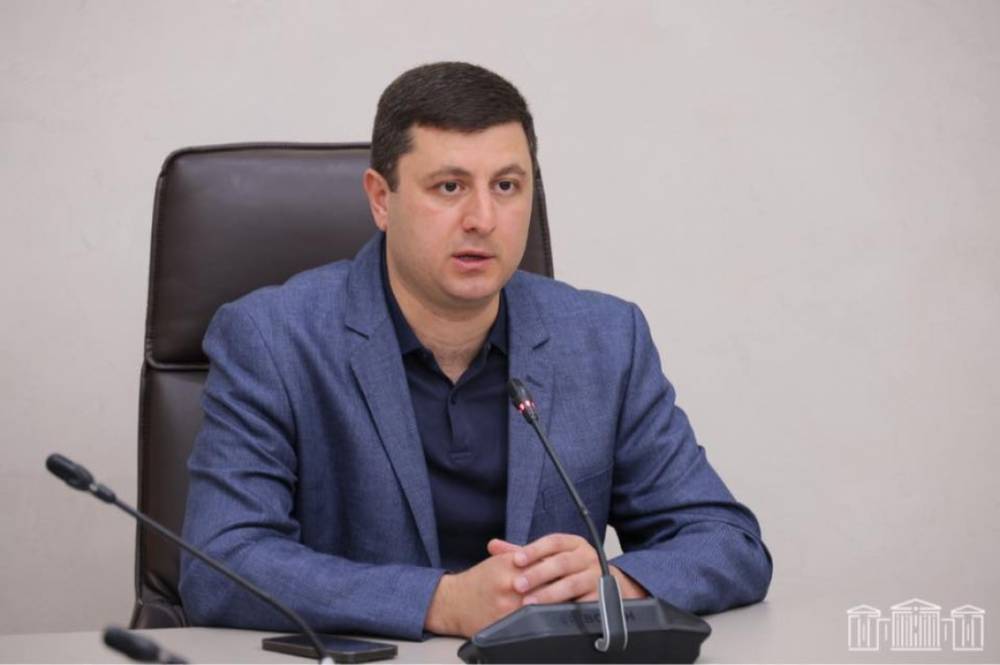 Իշխանության 2-օրյա գրոհների հետևանքով 3-րդ նախագահի դեմ «արխիվային» գործ թարմացվեց, իսկ նրա ազատ տեղաշարժը` երկրից ելքի տեսքով, սահմանափակվեց. Տիգրան Աբրահամյան