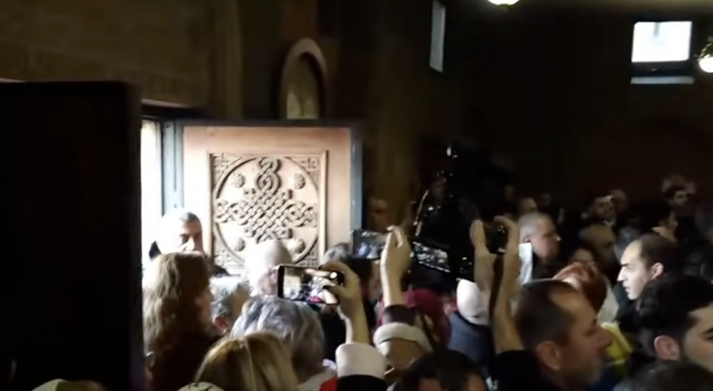 Լարված իրավիճակ պատարագի ժամանակ՝ քաղաքացիներին հրելով դուրս հանեցին եկեղեցուց