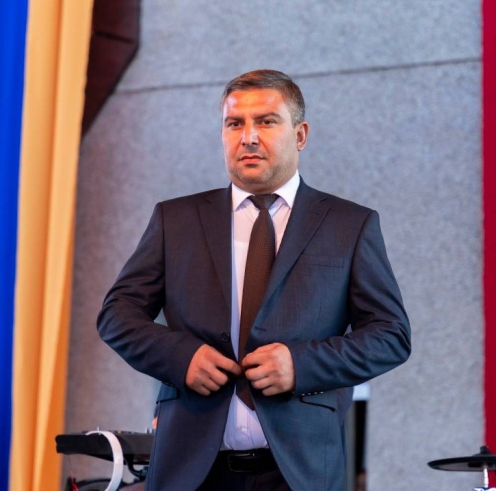 «Աներս կապ չունի». Խոյ համայնքի ՔՊ-ական ղեկավարը պնդում է՝ իր աները հարազատ հորաքրոջն է ուղեկցել ընտրատեղամաս, վարչական ռեսուրս էլ չեն կիրառել