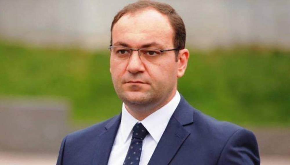 ԱԱԾ դիմակավորված անձինք խուզարկում են Վազգեն Սաղաթելյանի տունը․ փաստաբանին ներս չեն թողնում