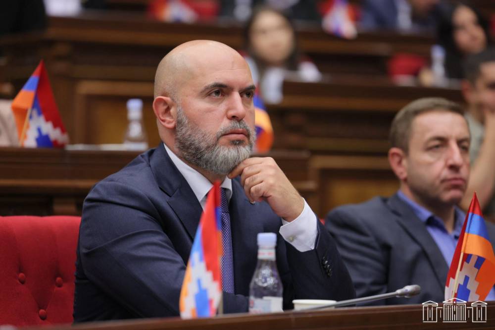 Իրականում ոչ «անկլավները», ոչ էլ դեօկուպացիան կապ չունեն «էշ, մի սատկիր, գարուն կգա» լոգիկայով իրականացվելիք դելիմիտացիայի հետ. Արմեն Աշոտյան