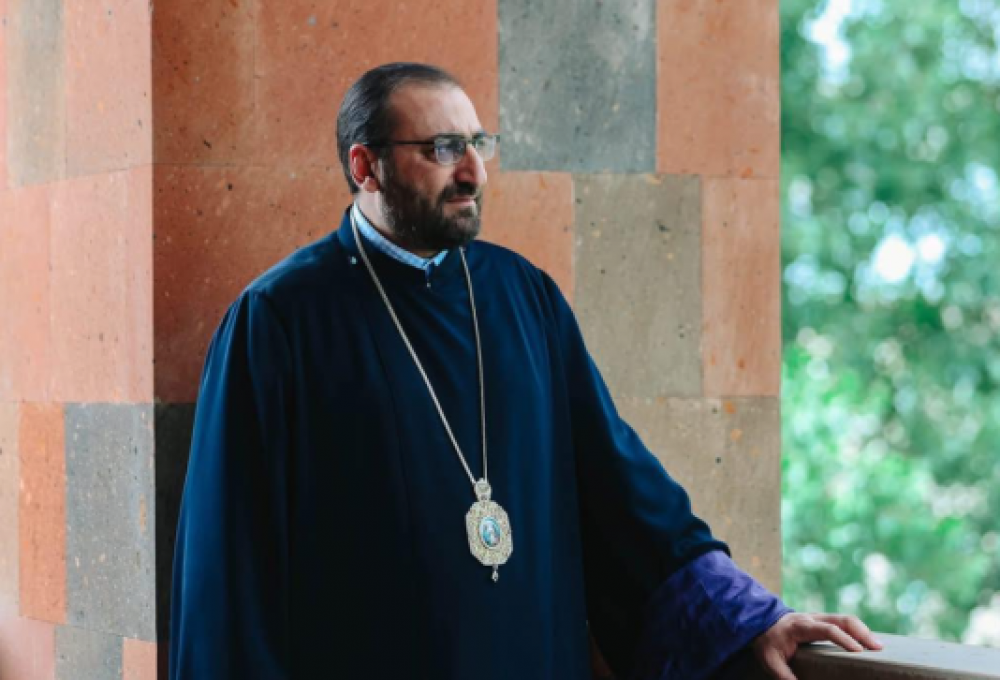 Արշակ արքեպիսկոպոս Խաչատրյանը, վերահաստատելով, որ իշխանության քաղաքական հանձնարարությունները կատարող քննչական մարմիններին անհնար է վստահել, հրաժարվում է այցելել ՔԿ