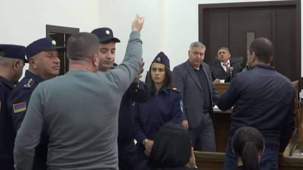 «Եկել ենք այստեղ, զառանցանք ենք լսում». Ազատի զինվորական կացարանի հրդեհի գործով նիստին իրավիճակը լարվեց