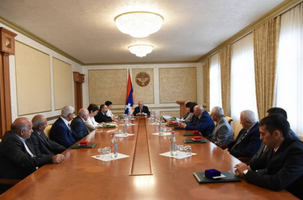 Արցախի նախագահի նստավայրում տեղի է ունեցել Ուսուցչի օրվա կապակցությամբ պարգևատրման արարողություն